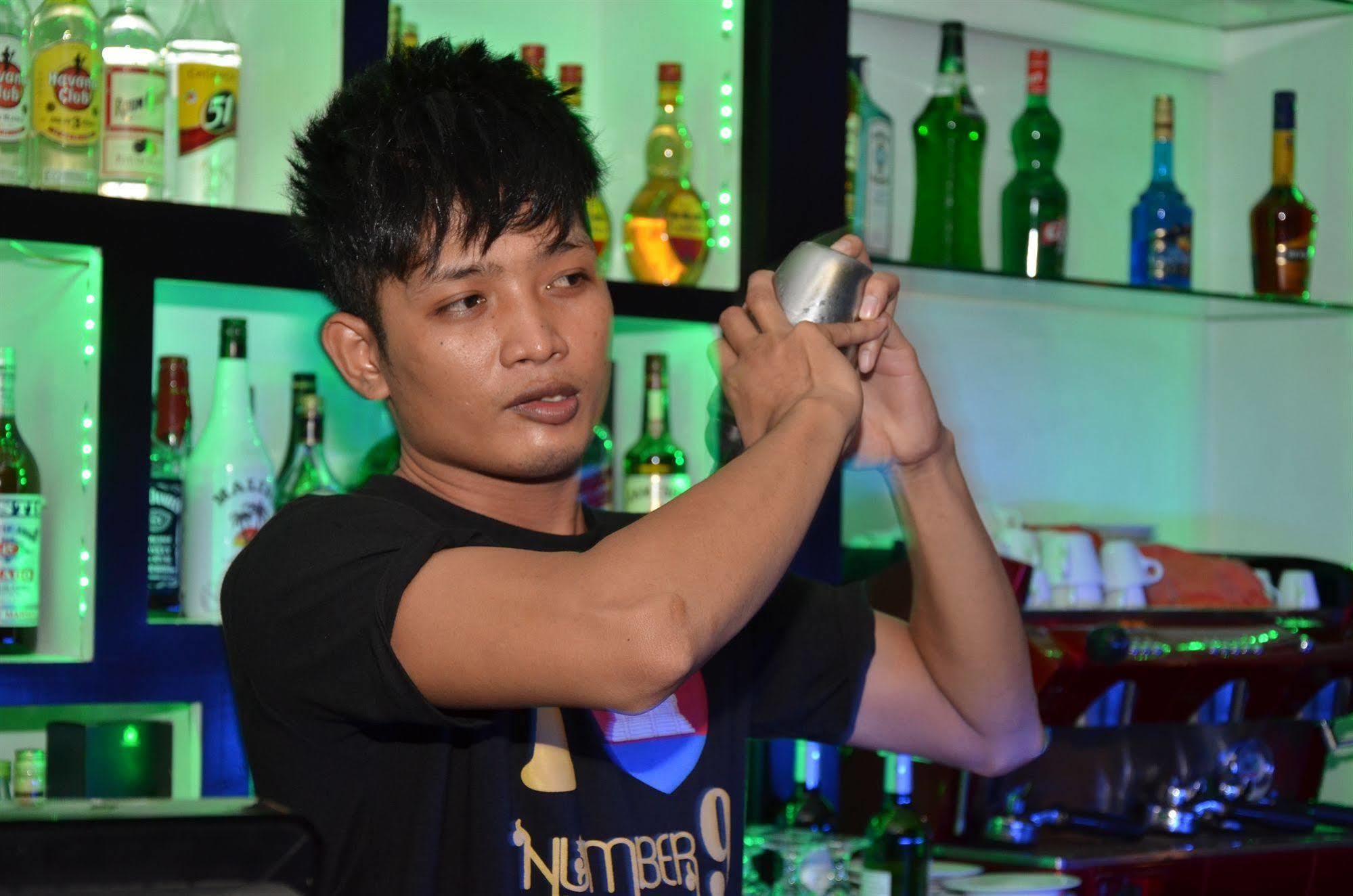 Number 9 Hotel Phnom Penh Exteriör bild